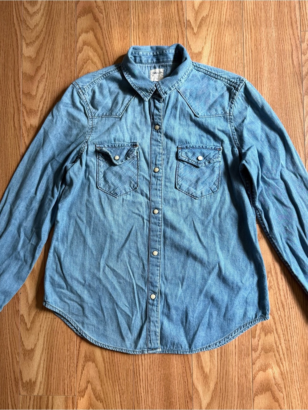 GAP Denim Button Up Shirt Size Medium
100 Percent Cotton